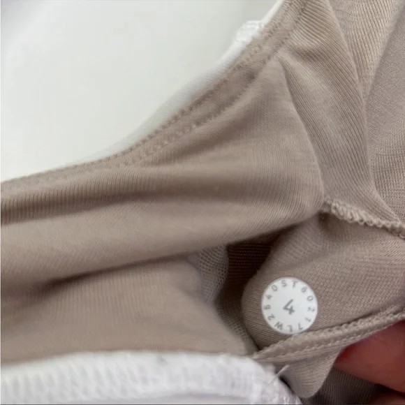 Lululemon white energy sports bra size 4 criss cross straps - Picture 6 of 7